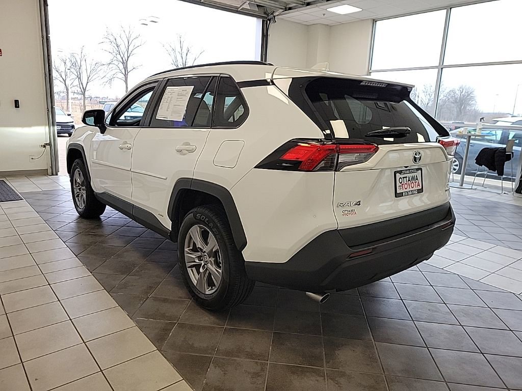 Used 2024 Toyota RAV4 LE AWD/4WD image 7