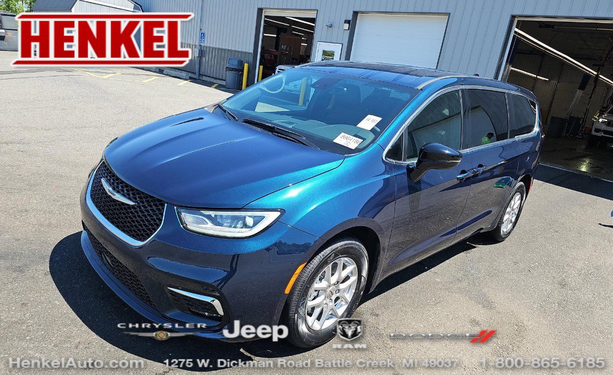 Used 2025 Chrysler Pacifica Select
