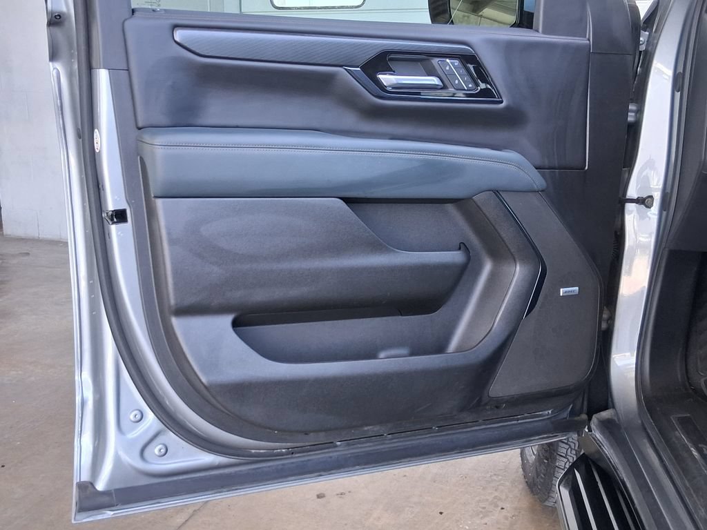 Used 2025 GMC Yukon AT4 AWD/4WD image 16