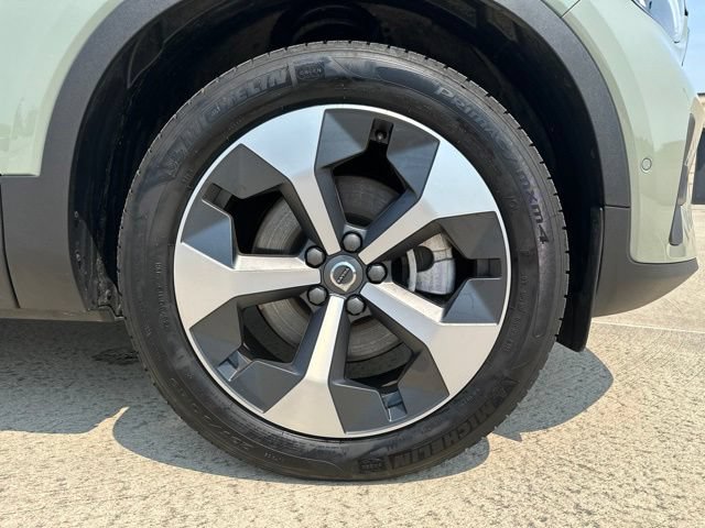 Certified 2025 Volvo XC40 B5 Plus AWD/4WD image 11