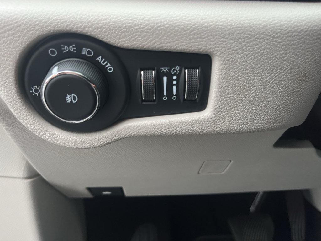Used 2024 Chrysler Pacifica Touring-L FWD image 12
