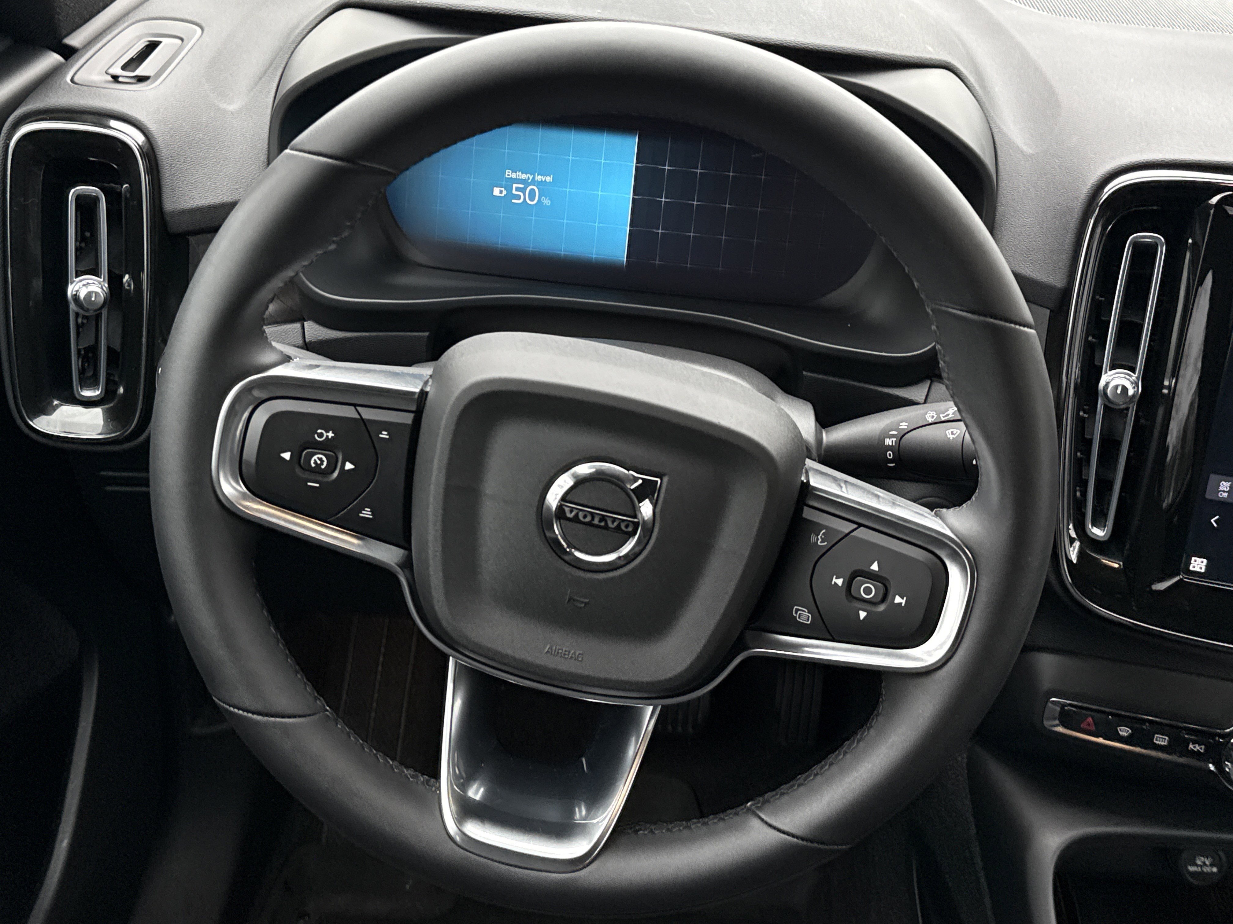 Used 2023 Volvo XC40 Recharge Core image 17