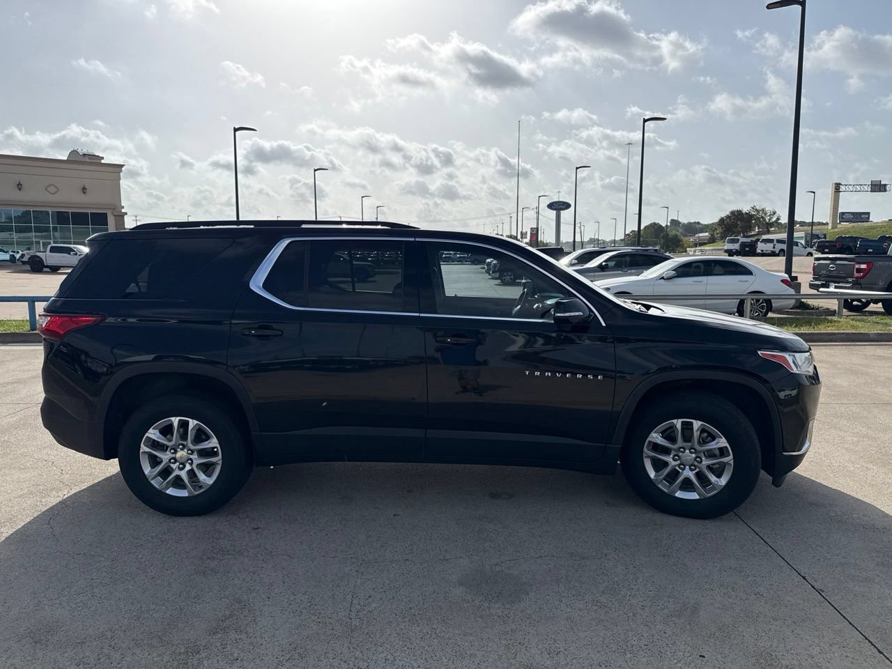 Used 2019 Chevrolet Traverse LT FWD image 17