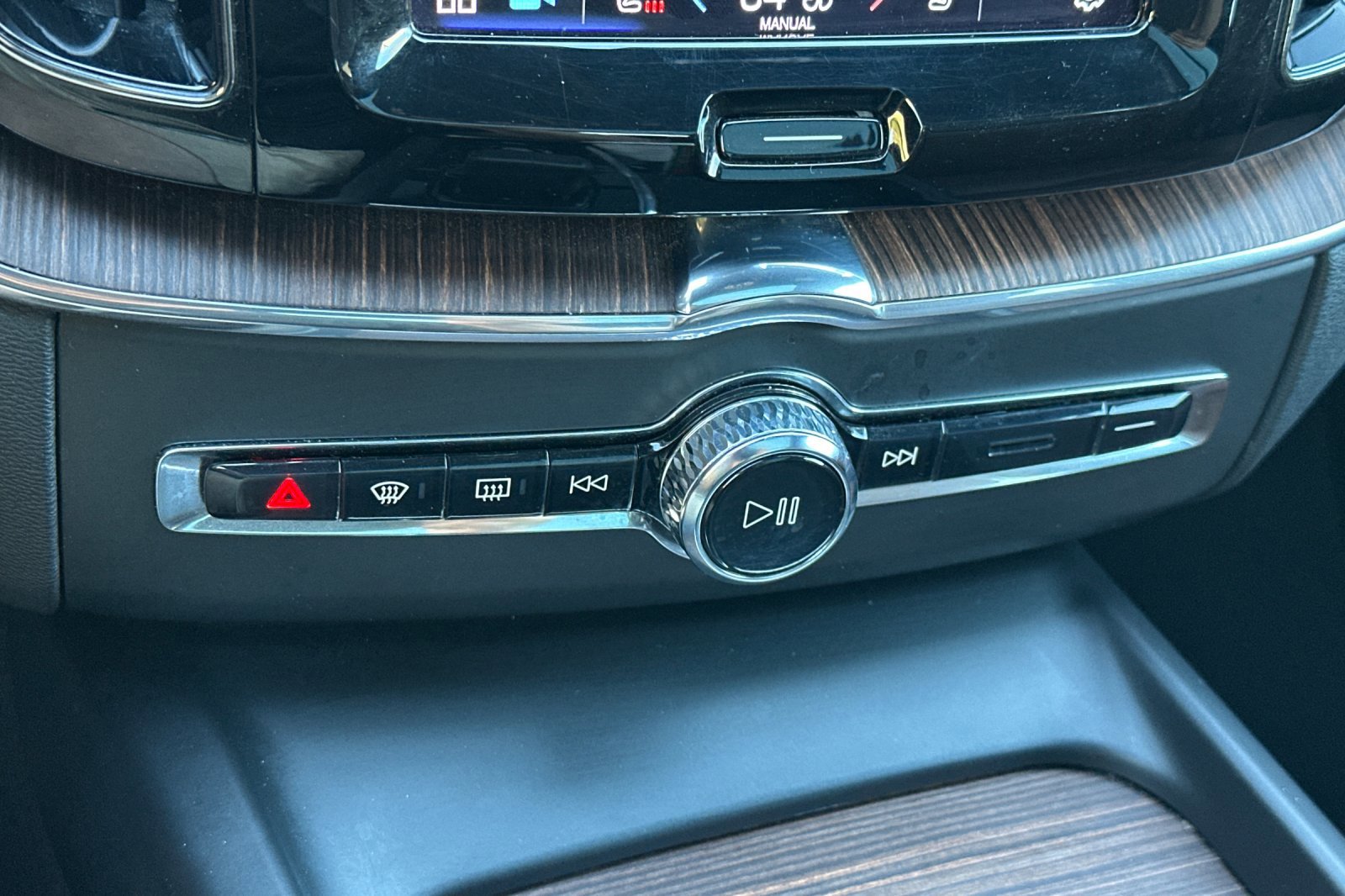 Certified 2022 Volvo XC60 B5 Momentum image 25