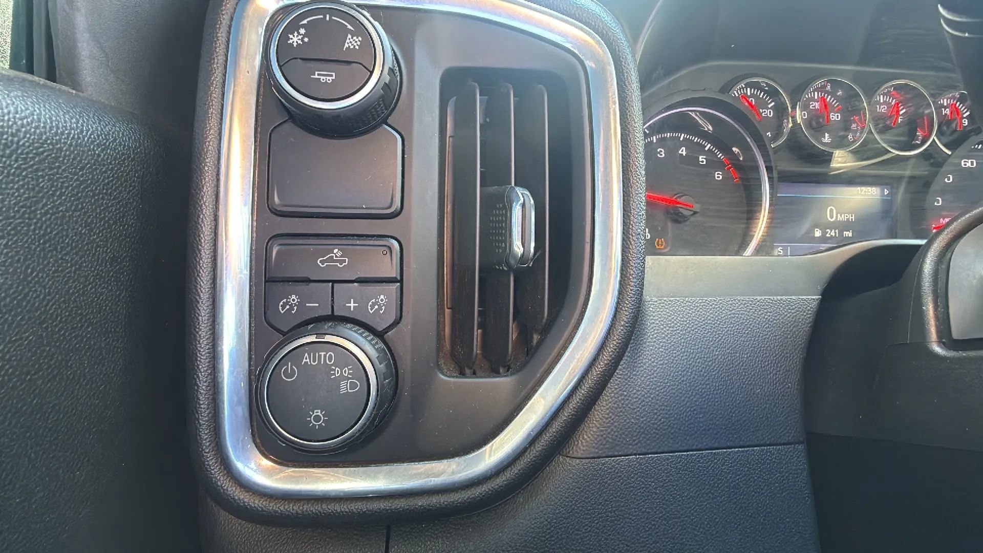 Used 2019 Chevrolet Silverado 1500 LT w/ Texas Edition image 13