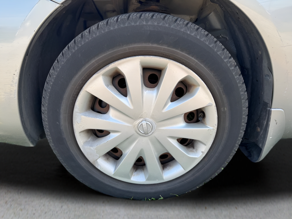 Used 2012 Nissan Versa SV FWD image 23
