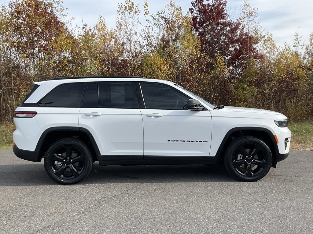 Used 2023 Jeep Grand Cherokee Altitude image 25