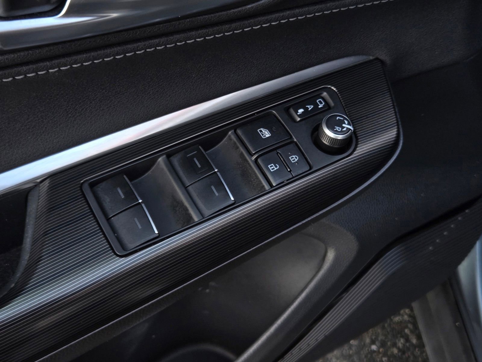 Certified 2021 Toyota Venza XLE image 9