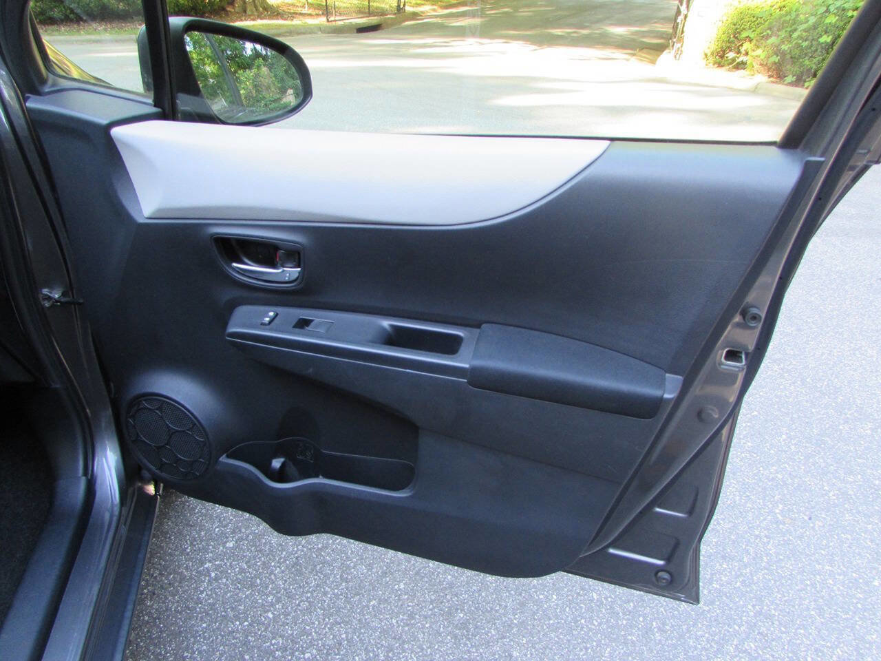 Used 2012 Toyota Yaris LE FWD image 31