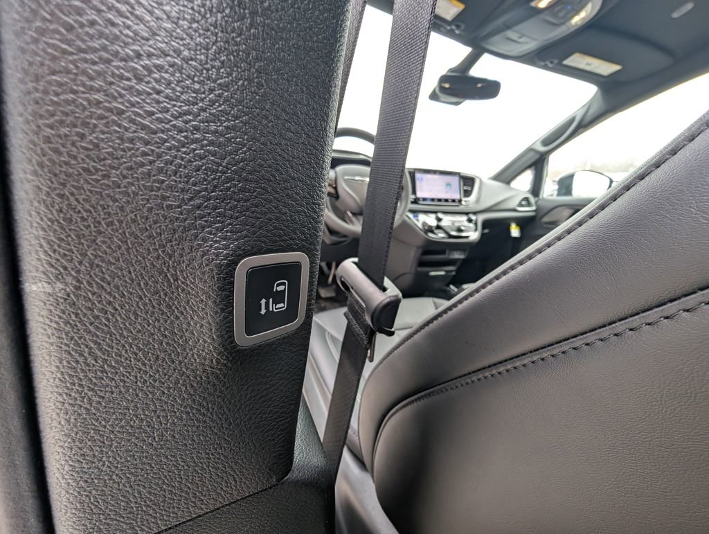 New 2026 Chrysler Pacifica Select w/ S Appearance Package image 40