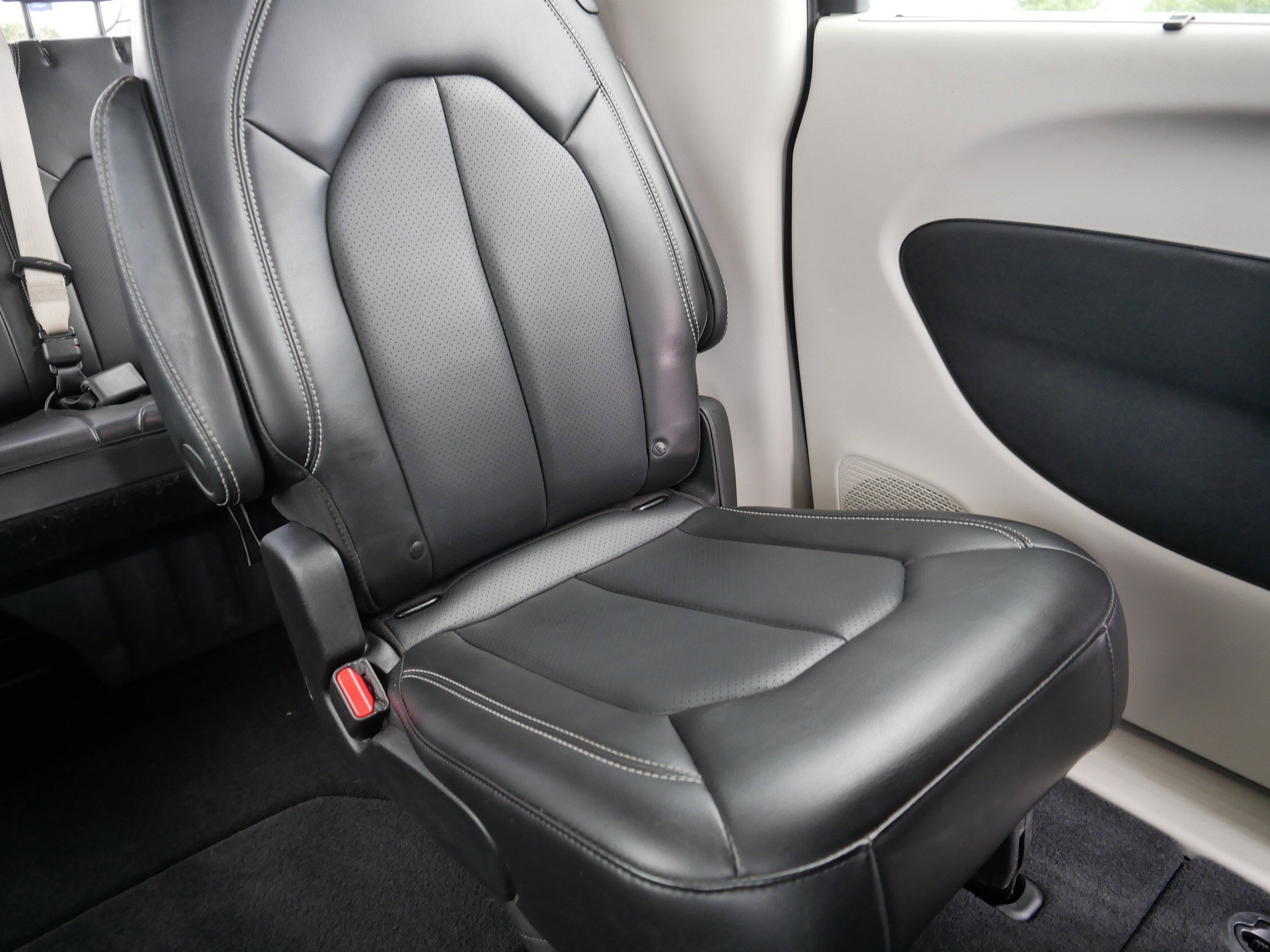 Used 2023 Chrysler Pacifica Touring-L AWD/4WD image 14
