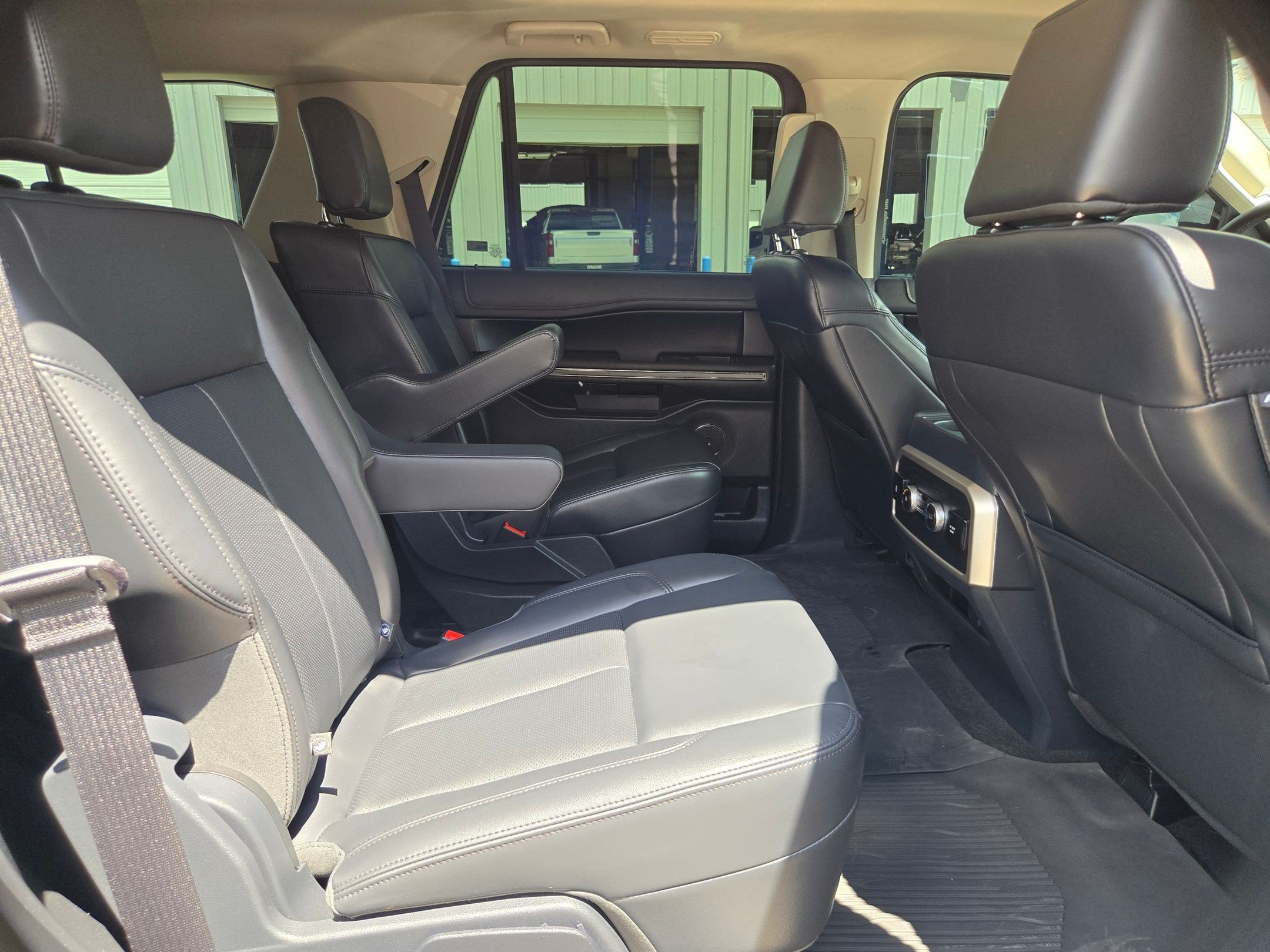 Used 2024 Ford Expedition XLT RWD image 24