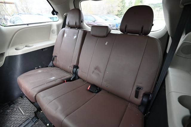 Used 2020 Toyota Sienna Limited image 13