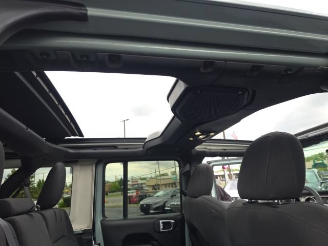 Used 2023 Jeep Wrangler Unlimited w/ Sun & Screen Package AWD/4WD image 51