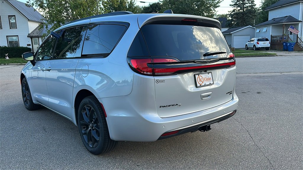 New 2026 Chrysler Pacifica Limited w/ S Appearance Package image 6