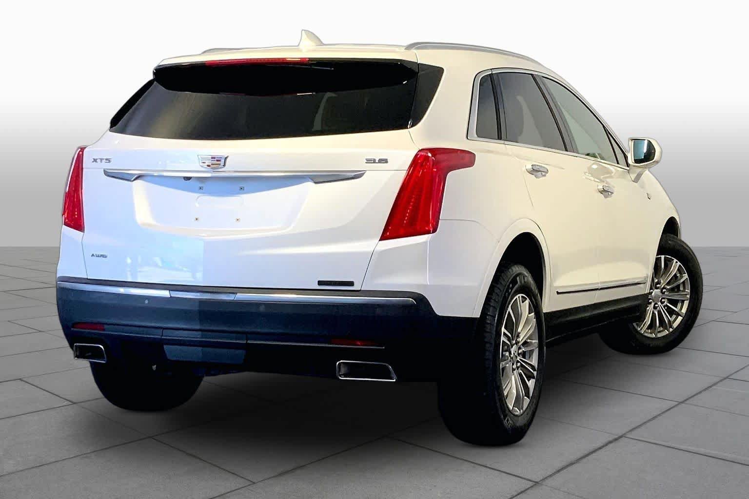 Used 2017 Cadillac XT5 Luxury w/ Driver Awareness Package AWD/4WD image 13