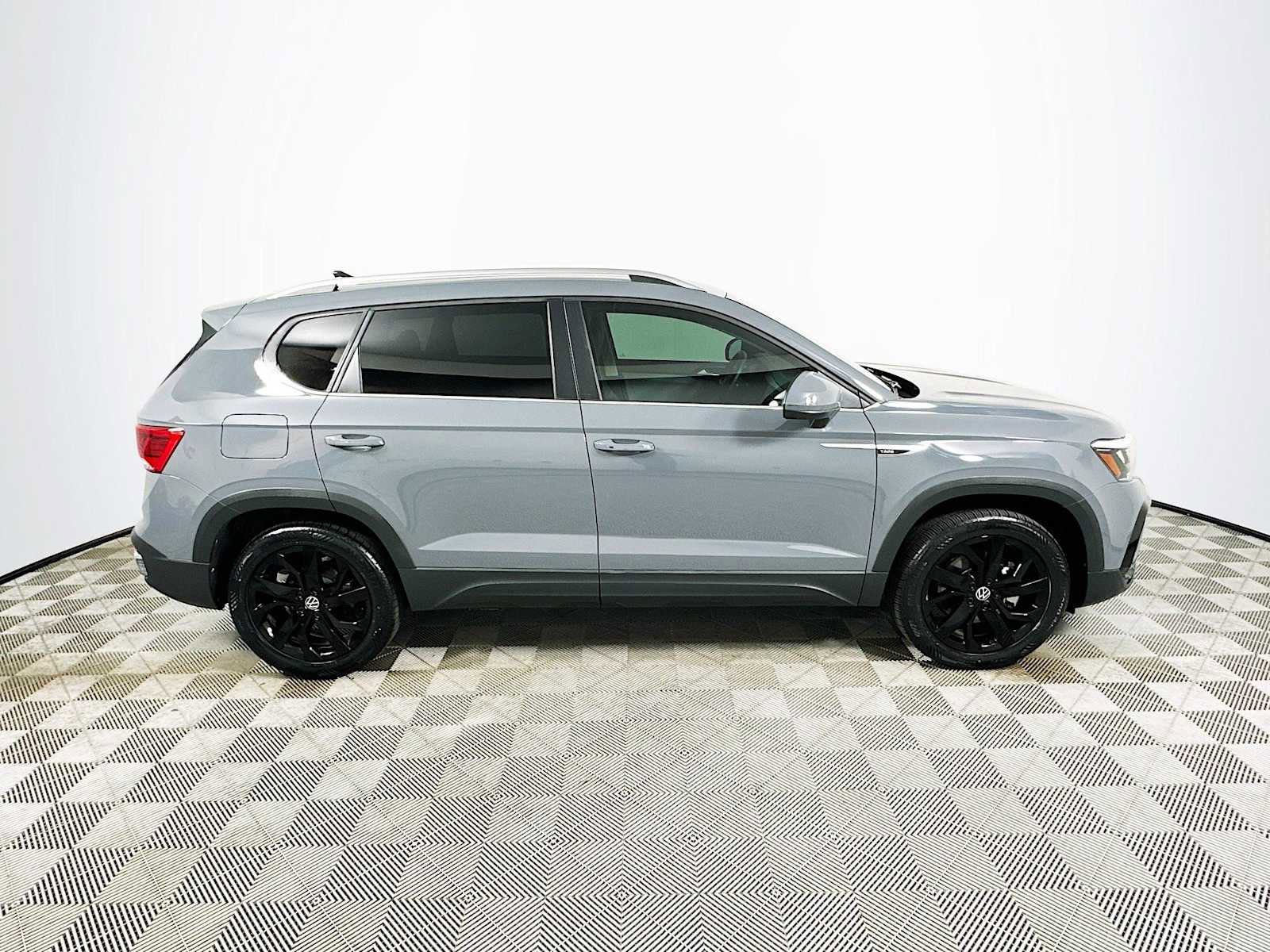 Used 2022 Volkswagen Taos SE w/ Panoramic Sunroof Package AWD/4WD image 8