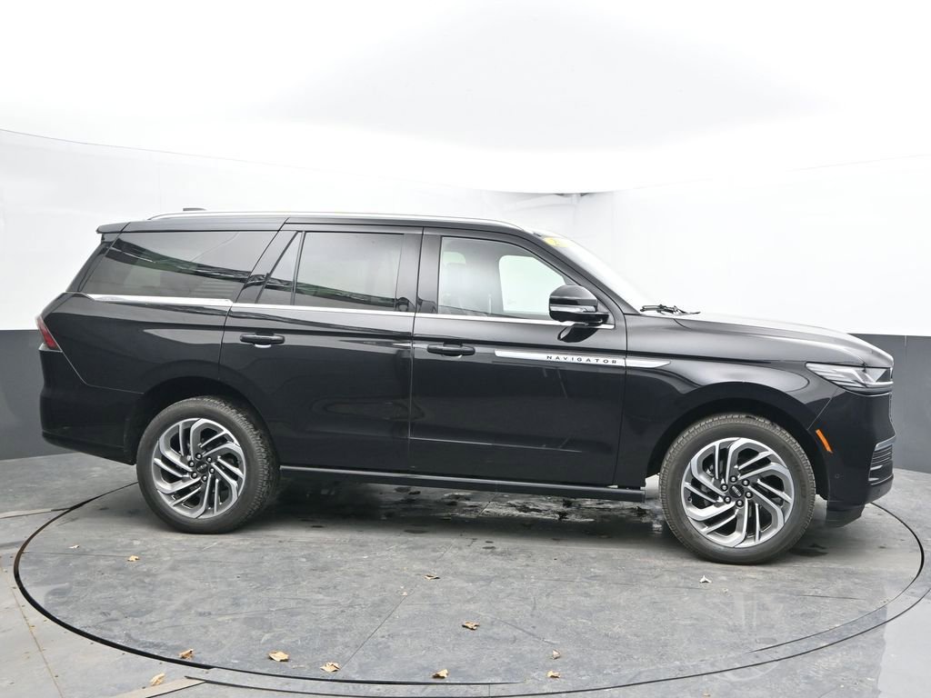 Used 2025 Lincoln Navigator Reserve image 12