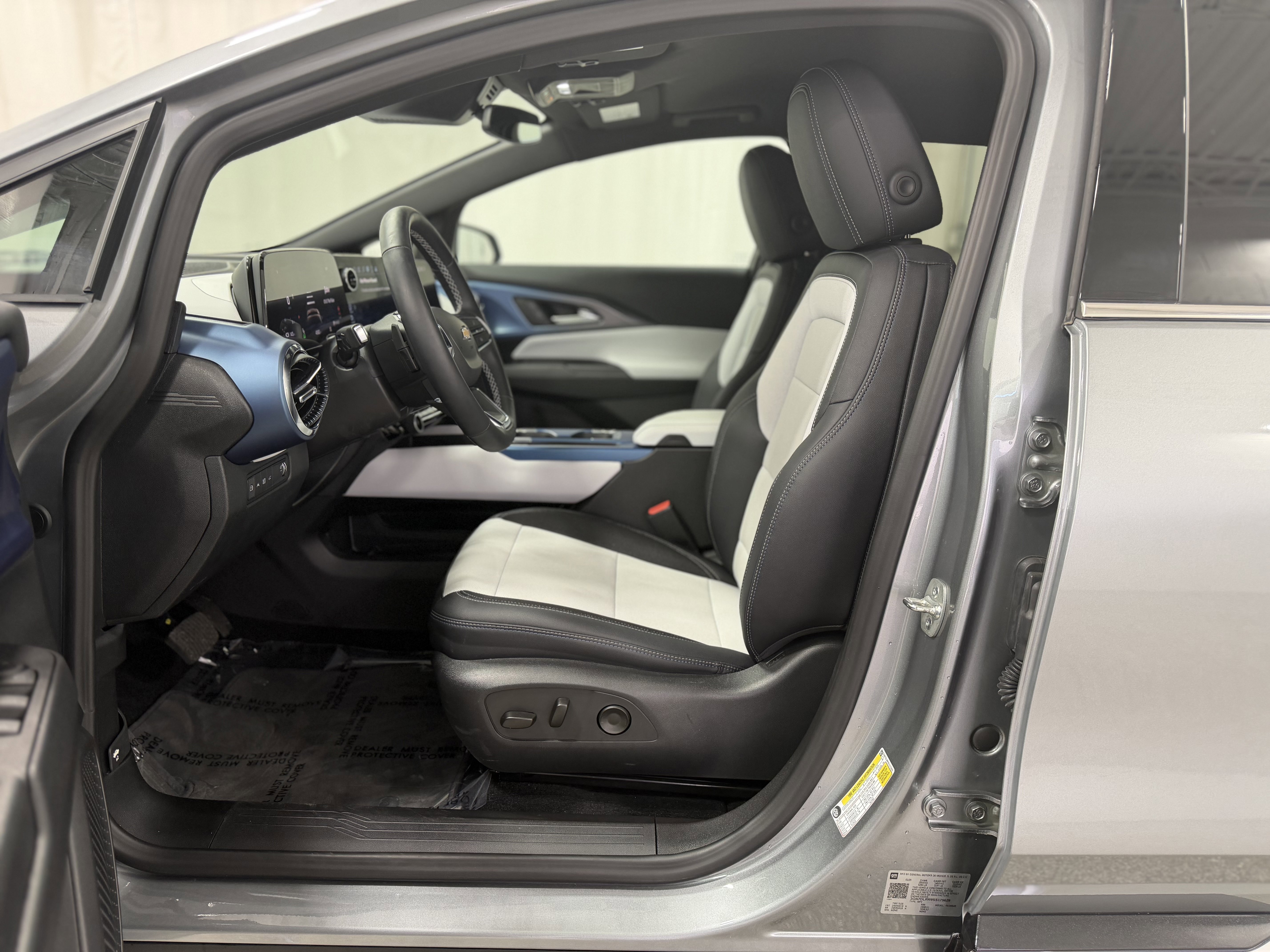 Used 2025 Chevrolet Equinox EV LT w/ Convenience Package AWD/4WD image 15