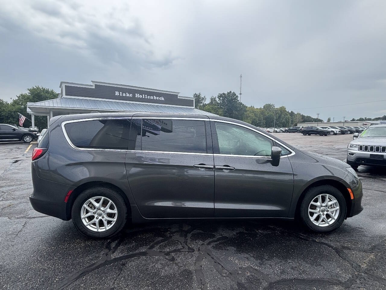 Used 2020 Chrysler Voyager LX FWD image 2