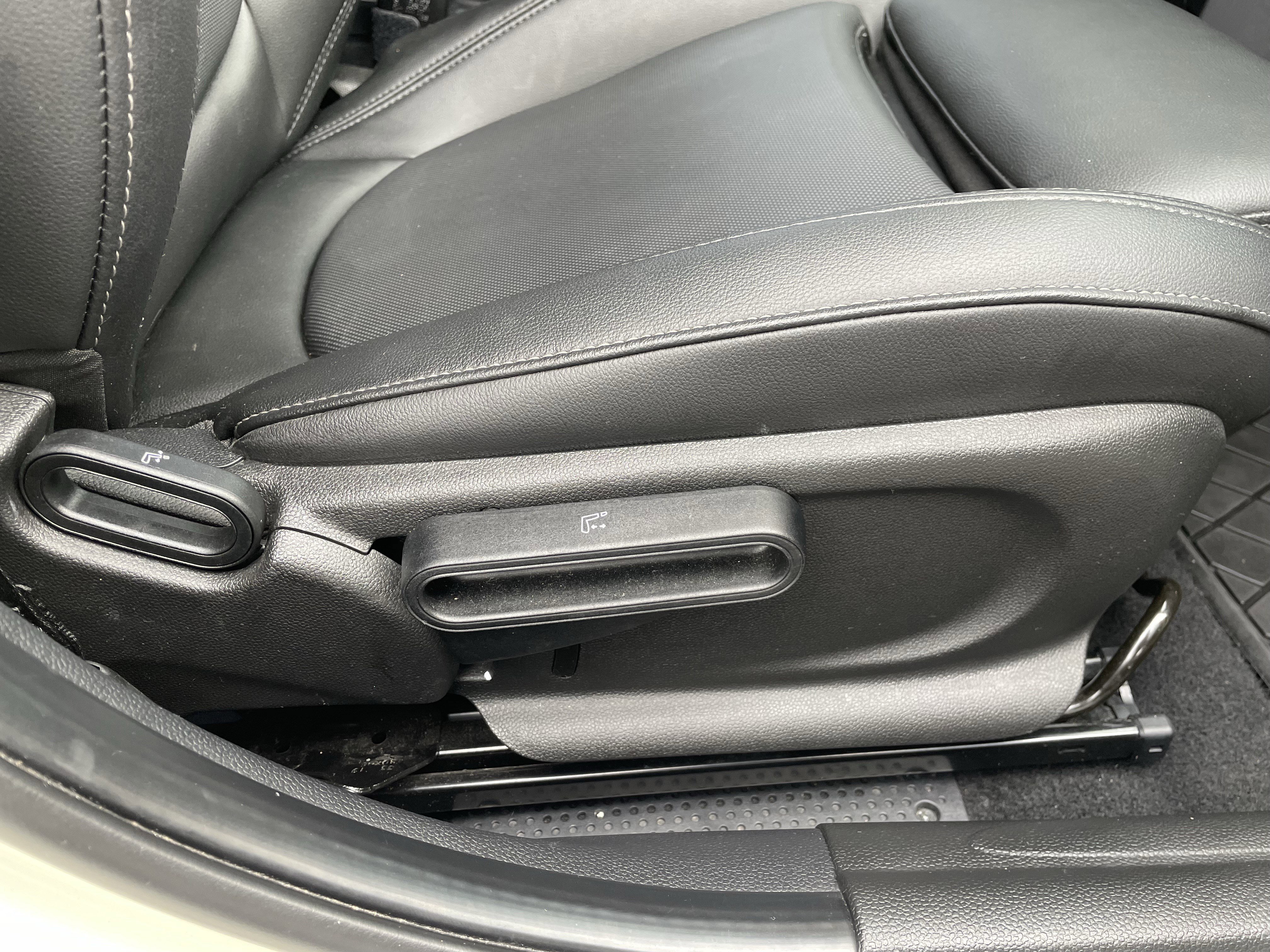 Used 2020 MINI Cooper 4-Door Hardtop w/ Storage Package image 32