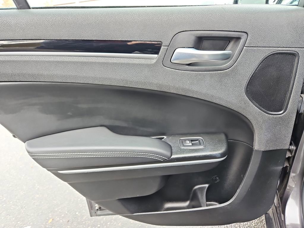 Used 2023 Chrysler 300 S image 31