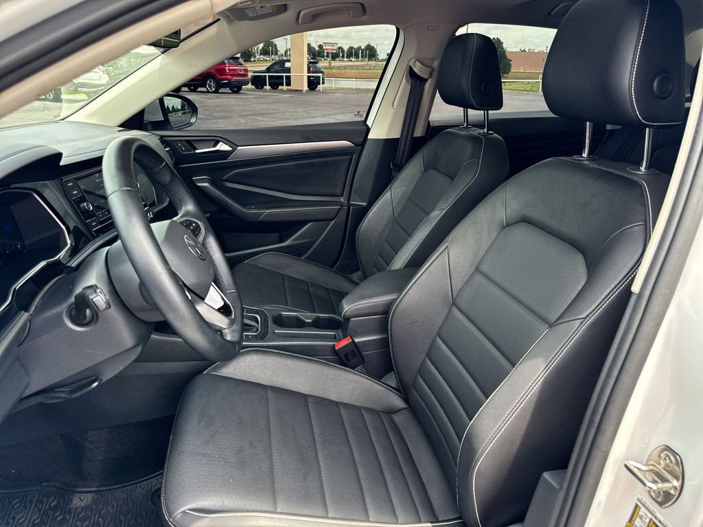 Used 2024 Volkswagen Jetta SE FWD image 11