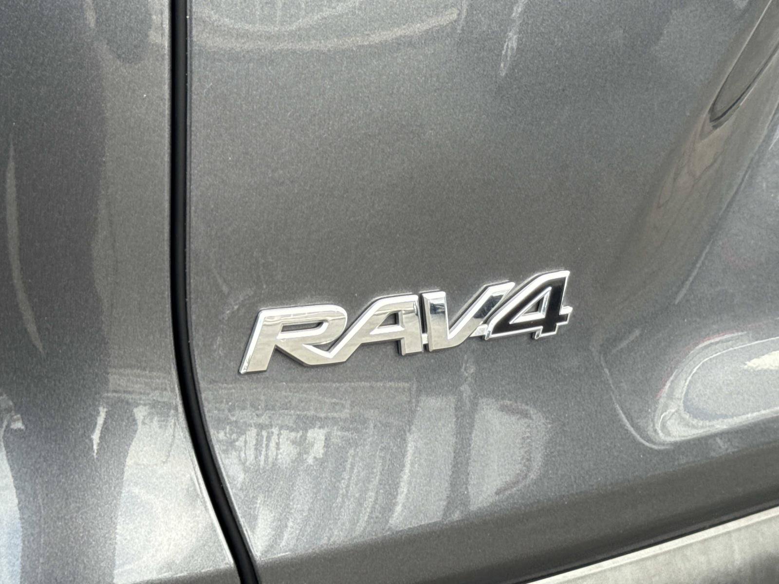 Used 2022 Toyota RAV4 XLE Premium AWD/4WD image 27