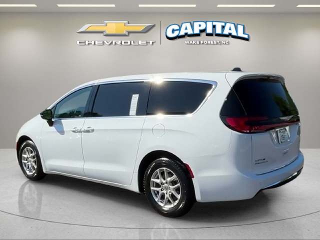 Used 2025 Chrysler Pacifica Select FWD image 3
