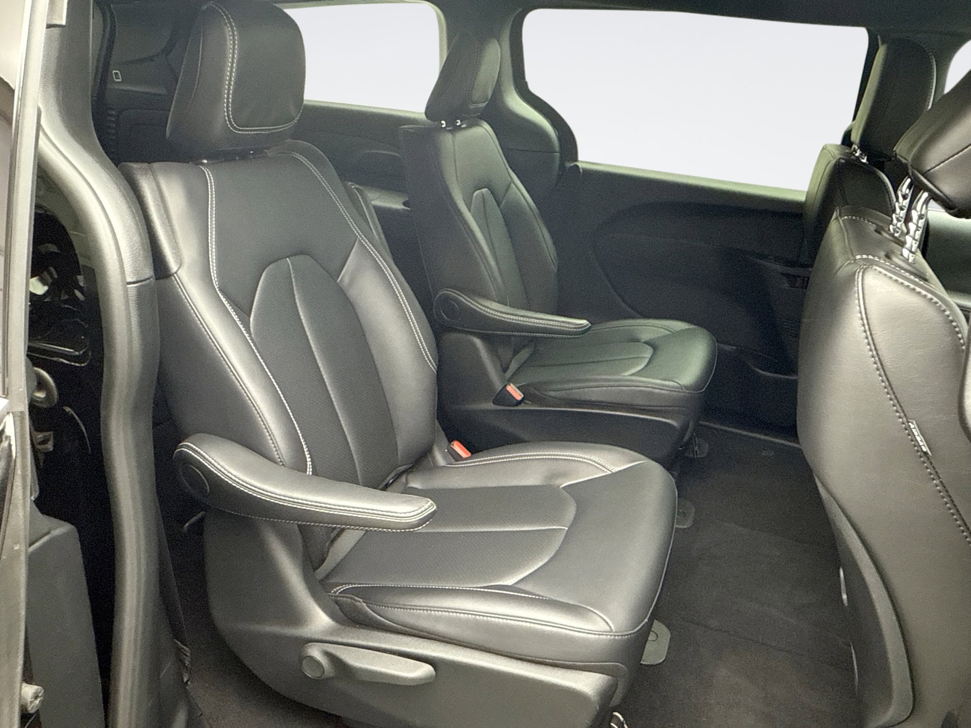 Used 2025 Chrysler Pacifica Select image 17