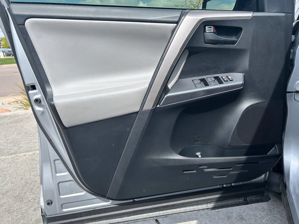 Used 2018 Toyota RAV4 LE AWD/4WD image 12