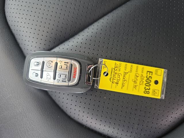 Used 2025 Chrysler Pacifica Select image 27