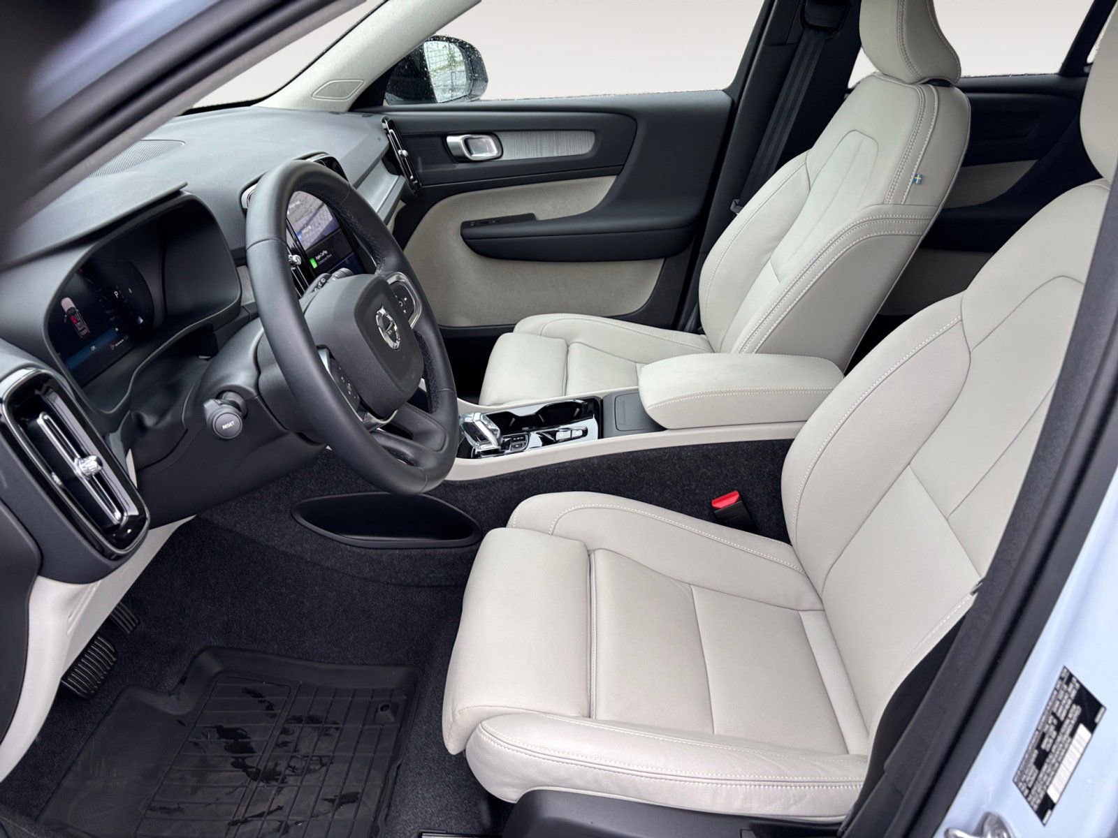 New 2025 Volvo XC40 B5 Plus w/ Protection Package Premier image 9