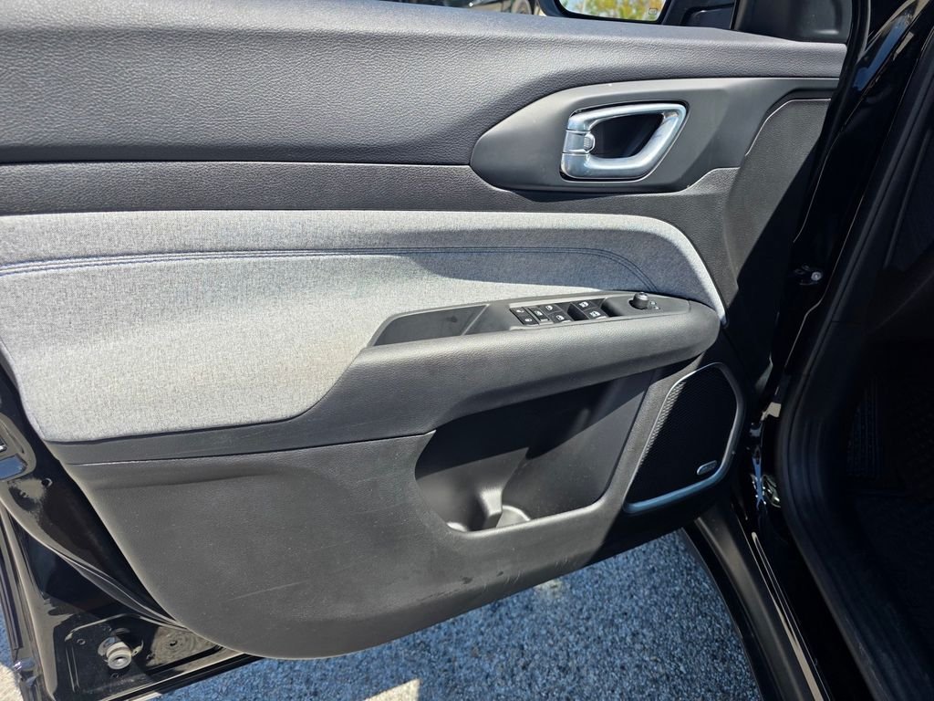 New 2025 Jeep Compass Latitude w/ Sun & Sound Group AWD/4WD image 8