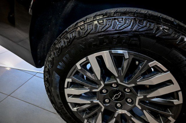 Used 2025 Chevrolet Suburban Z71 image 28