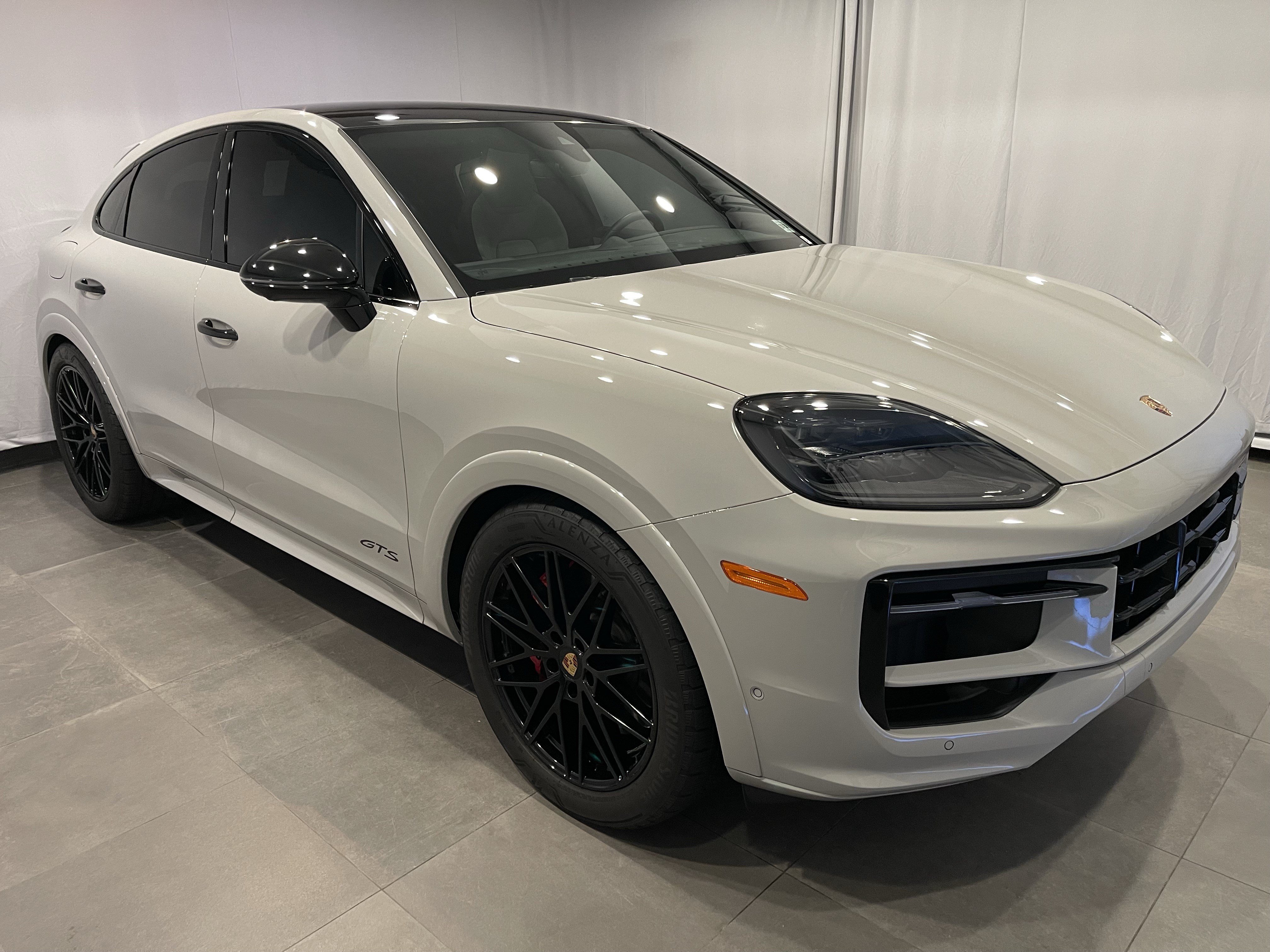 Used 2025 Porsche Cayenne GTS AWD/4WD image 3