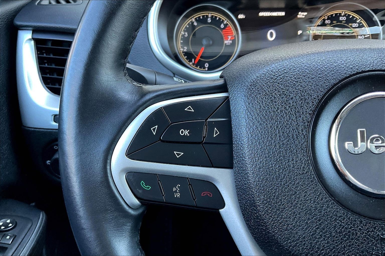 Used 2016 Jeep Cherokee Trailhawk image 10