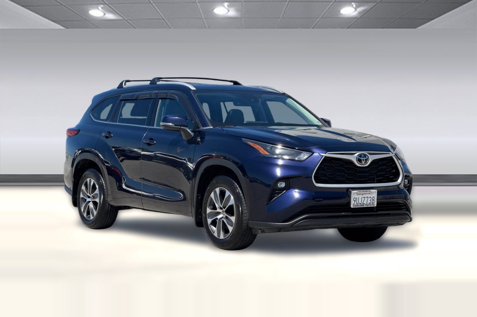 Used 2022 Toyota Highlander XLE AWD/4WD image 7