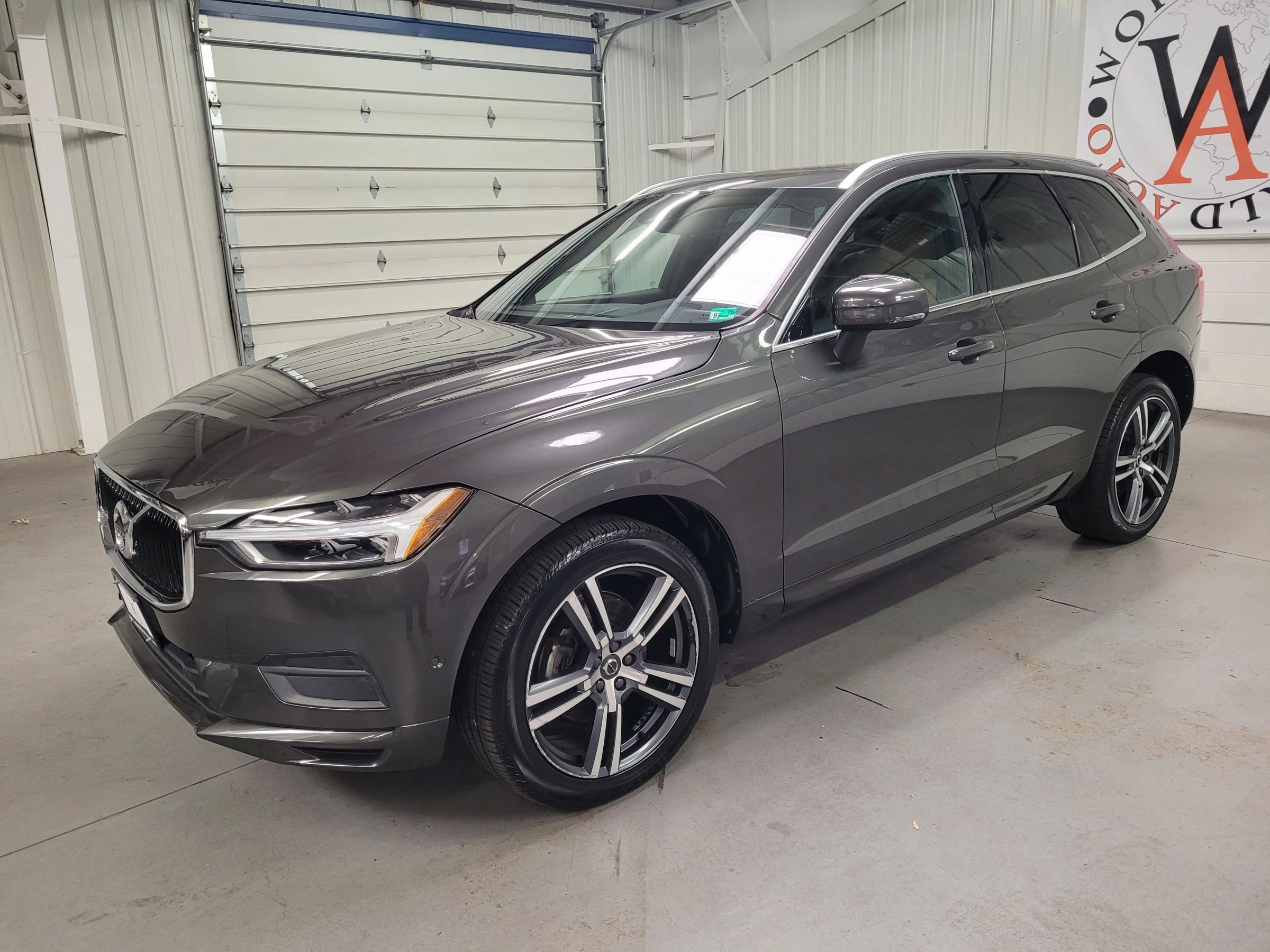 Used 2018 Volvo XC60 T5 Momentum w/ Vision Package image 2