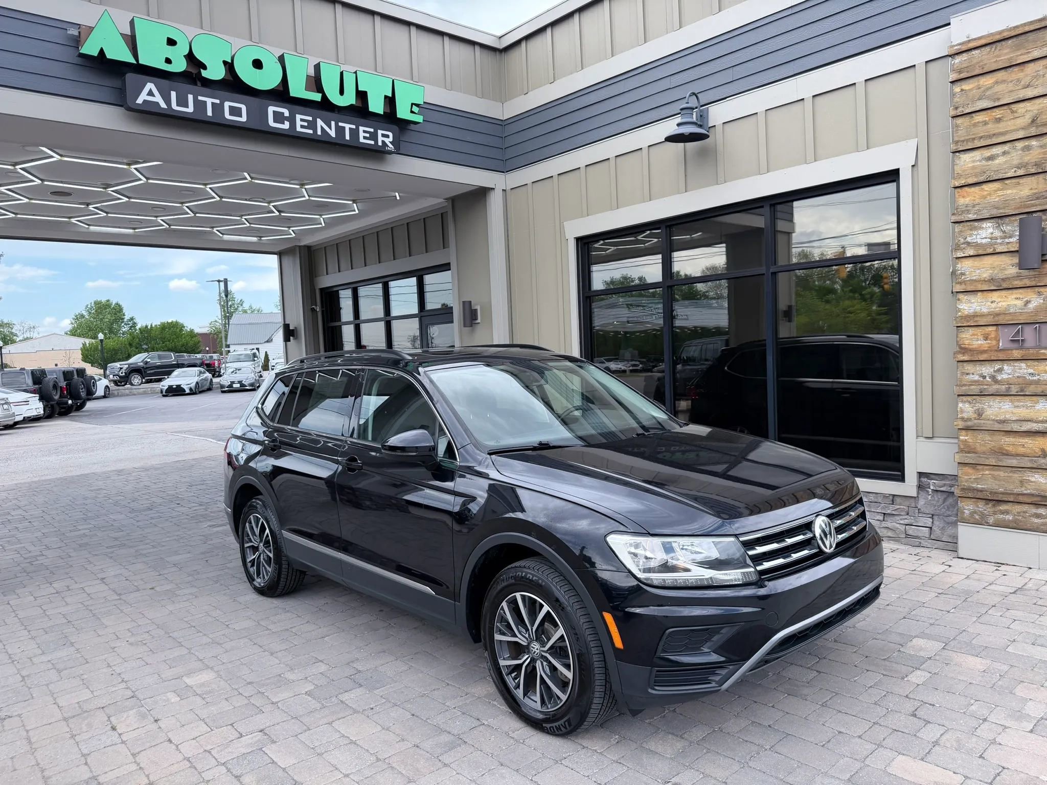 Used 2020 Volkswagen Tiguan SE w/ Panoramic Sunroof Package FWD image 1