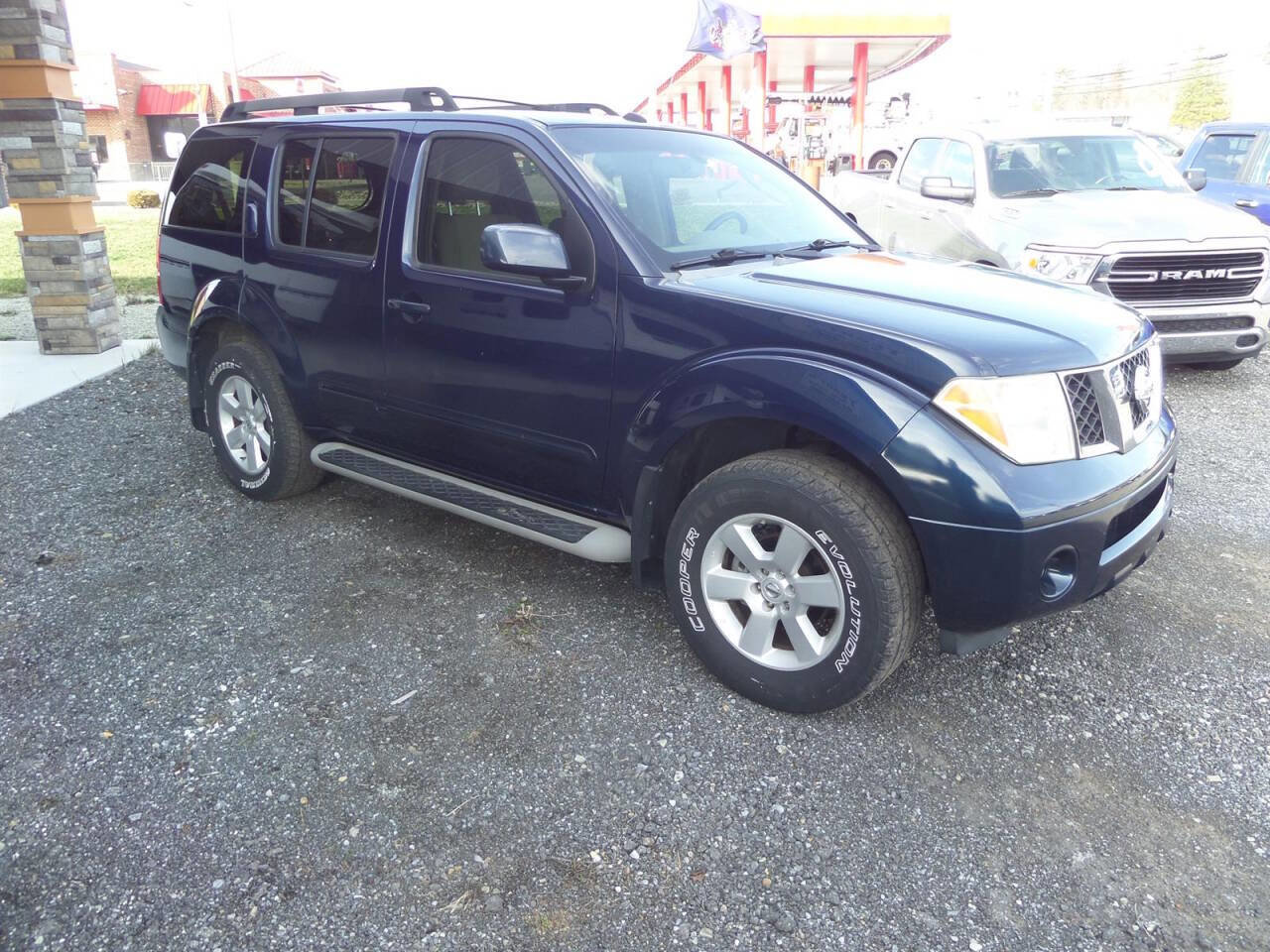 Used 2008 Nissan Pathfinder SE w/ Premium Pkg AWD/4WD image 3