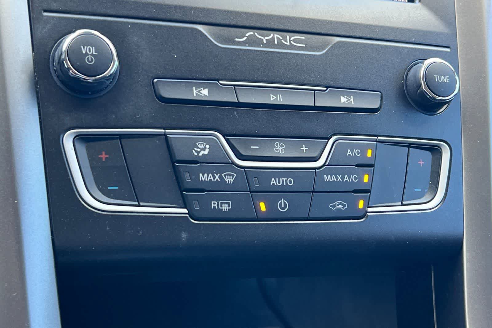 Used 2020 Ford Fusion SE FWD image 22