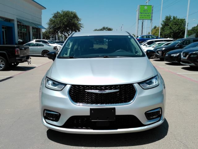Used 2024 Chrysler Pacifica Limited FWD image 2