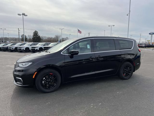 New 2026 Chrysler Pacifica Select FWD image 3