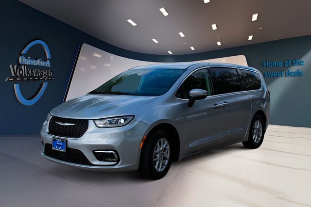 Used 2023 Chrysler Pacifica Touring-L image 8