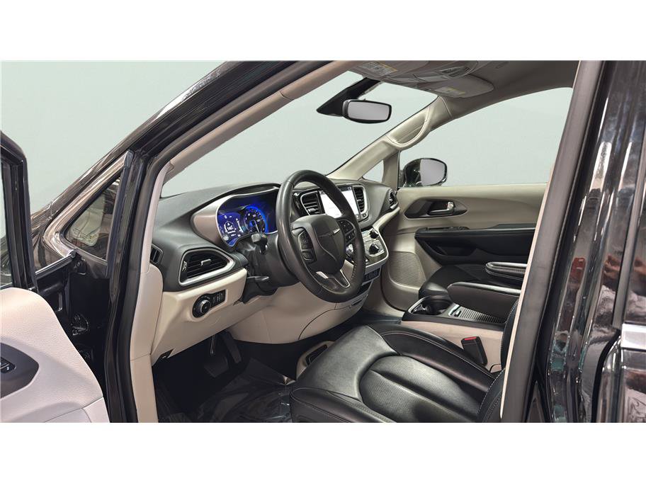Used 2024 Chrysler Pacifica Touring-L FWD image 15