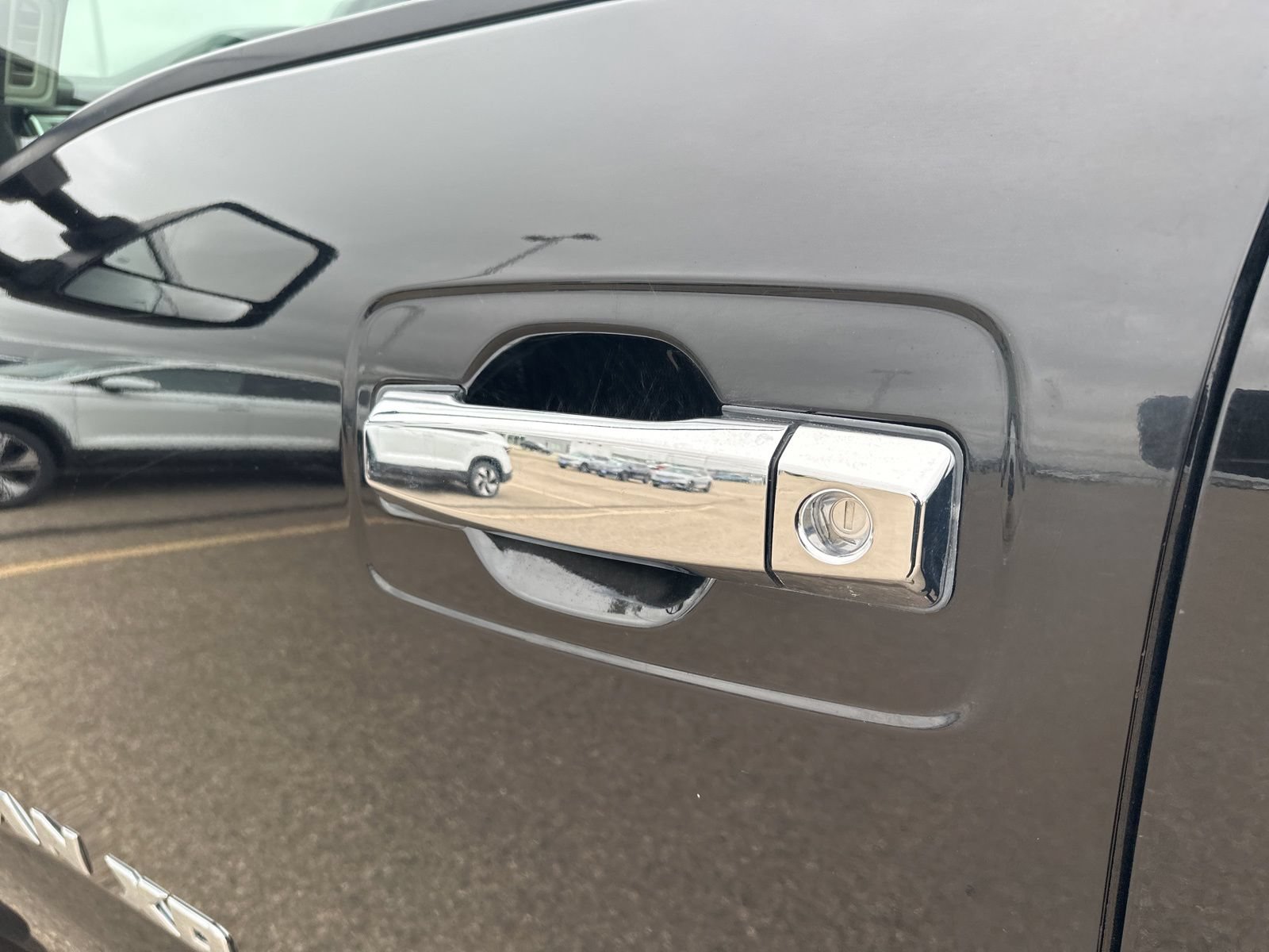 Used 2017 Nissan Titan SV AWD/4WD image 14