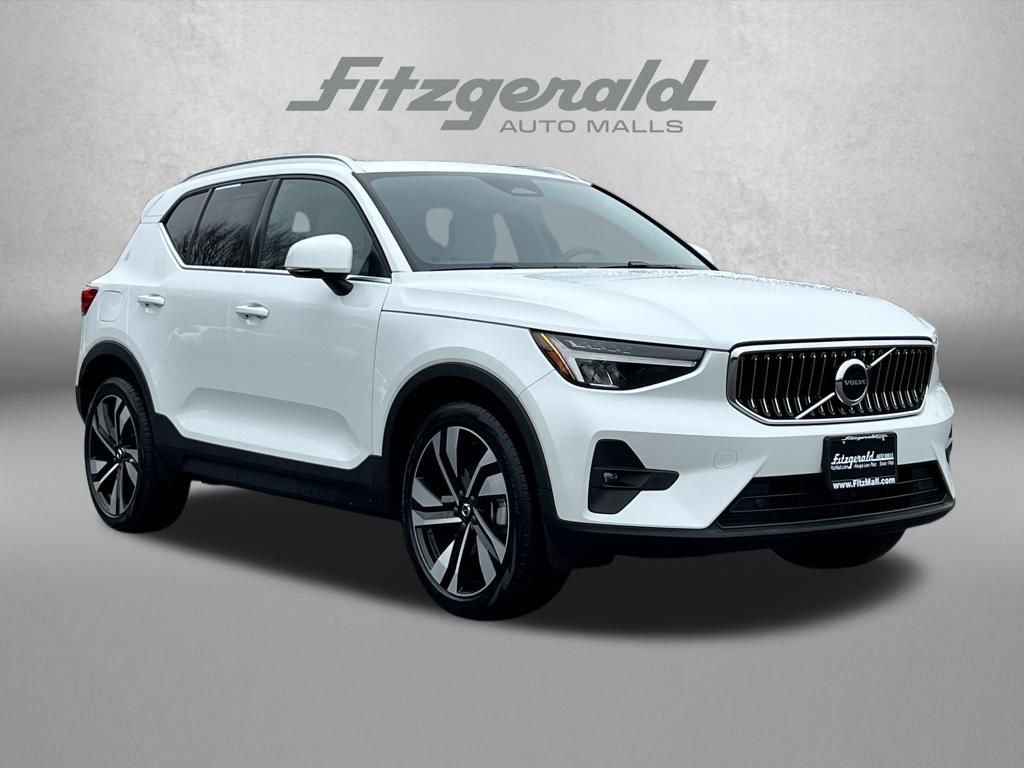Used 2023 Volvo XC40 B4 Plus image 1