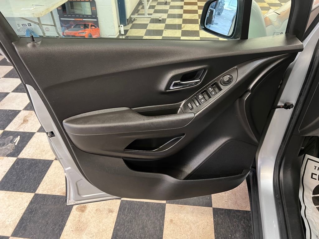 Used 2018 Chevrolet Trax LS image 26