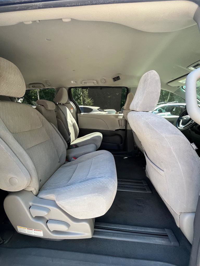 Used 2019 Toyota Sienna LE FWD image 30